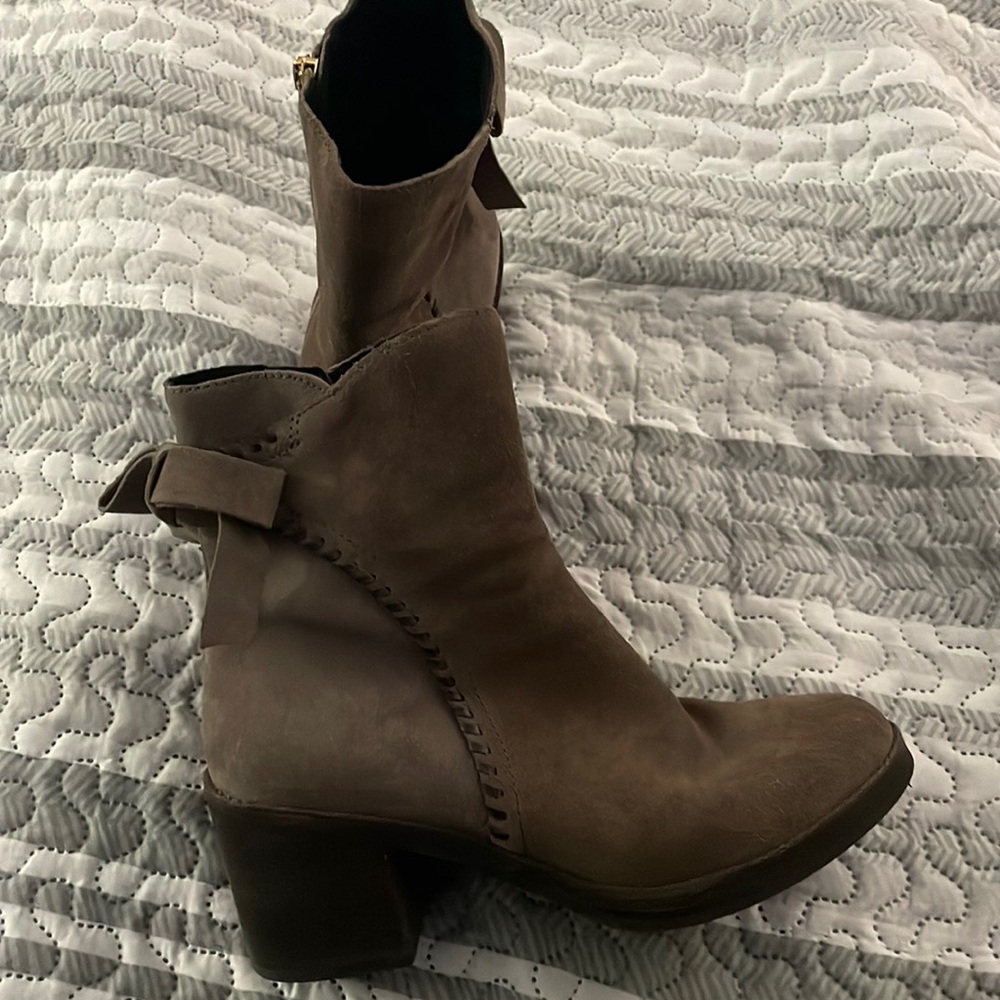 Ugg Fraise whipstitch boots size 8 beige suede